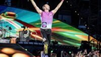 Coldplay Bikin Hati Penonton Meleleh di Konser Jakarta: Bendera Pelangi Berubah Jadi ‘Love’